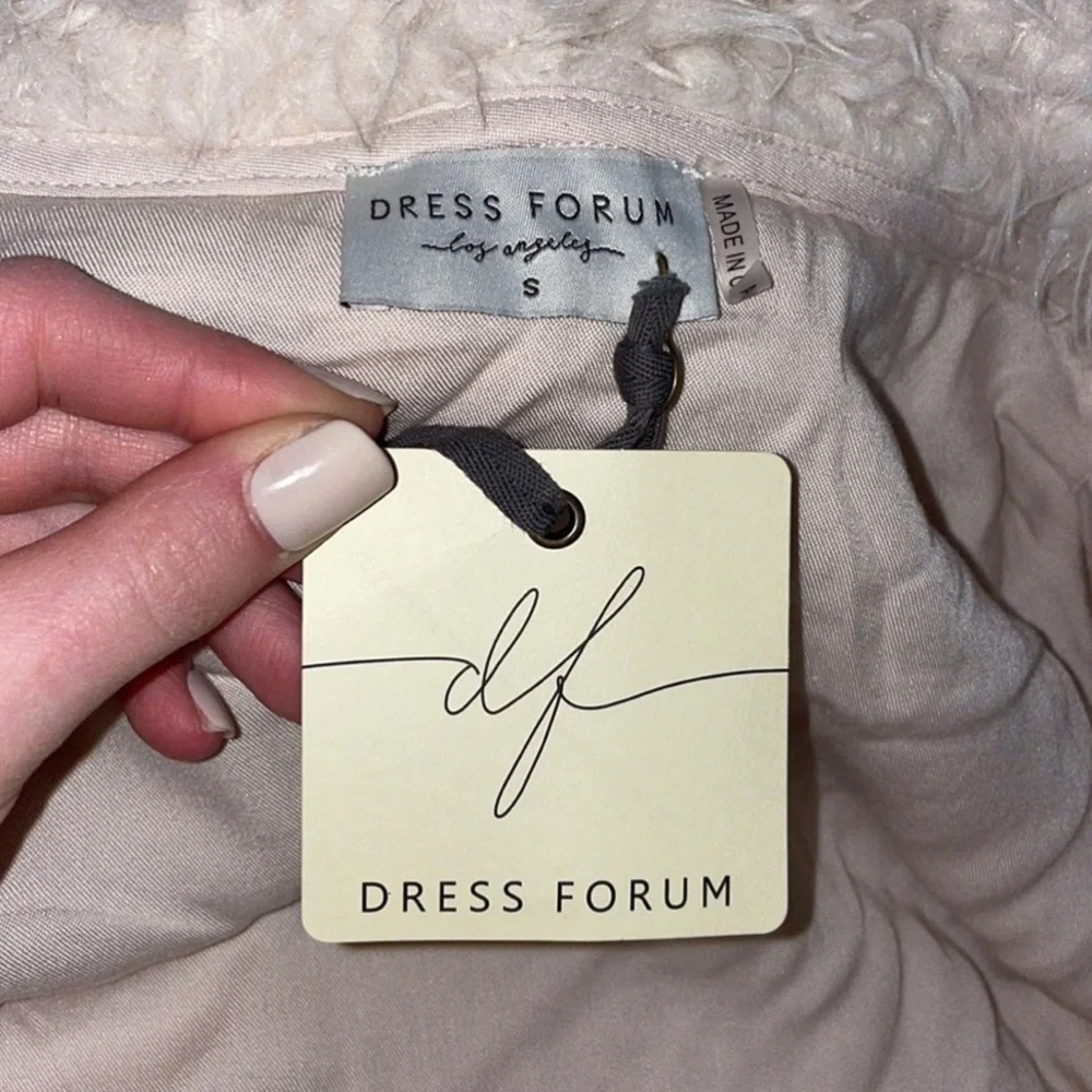 NWT Dress Forum Women’s Oversized Faux Fur Fluffy Hooded Jacket in Cream - Picture 6 of 6